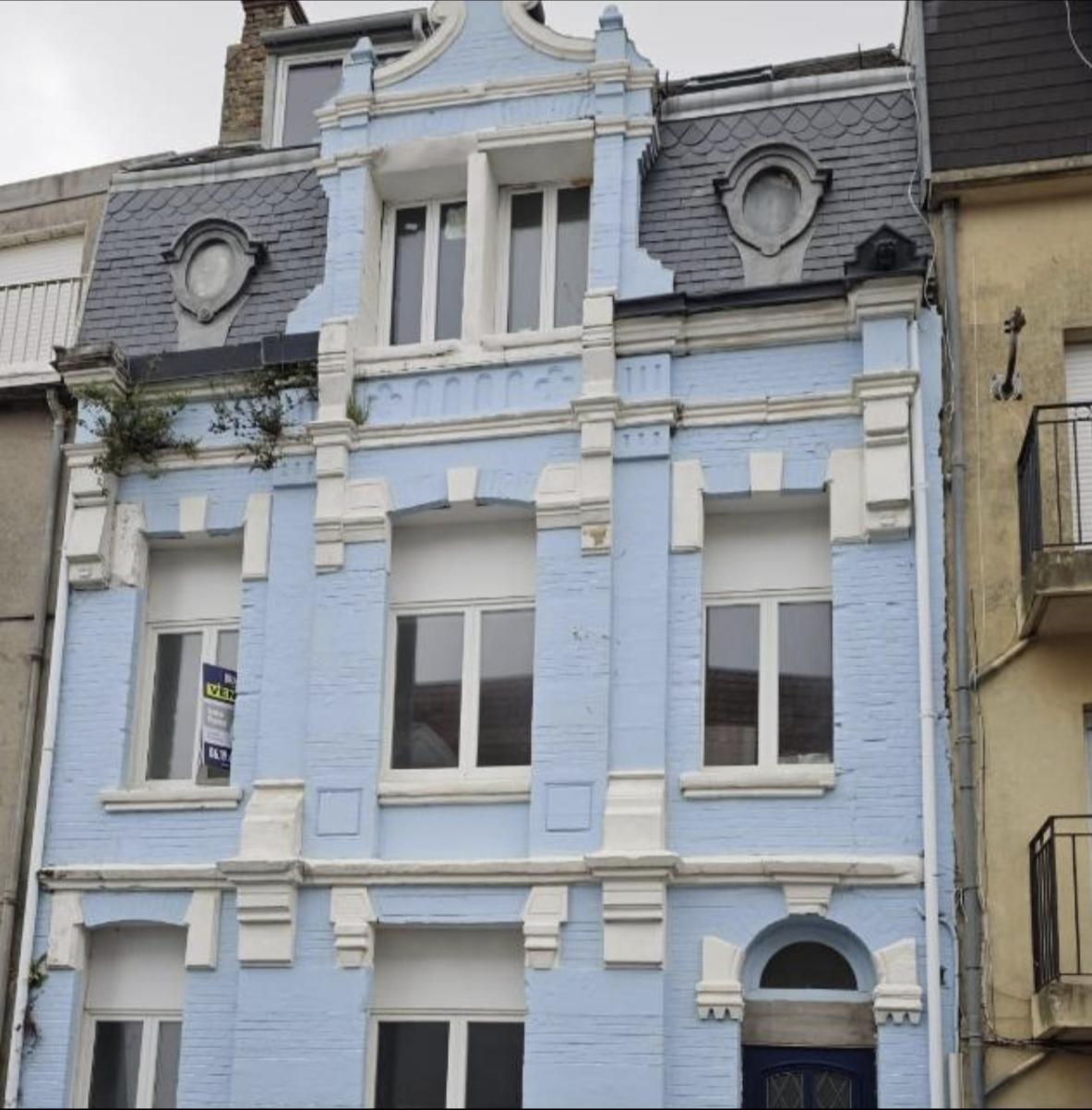 Façade bleue de l'immeuble du Portel